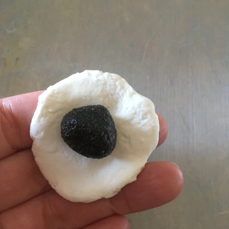 餡を白玉で包む