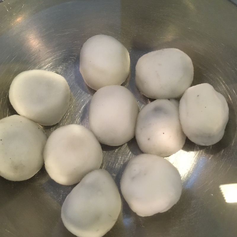 茹で上がった胡麻餡入の白玉団子