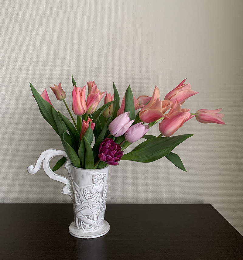 収穫したチューリップをいろんな花器に Photo by Yoko Kadokawa