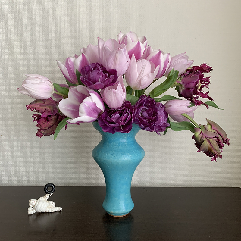 鈴木麻起子さんのブルーの花器に生ける Photo by Yoko Kadokawa