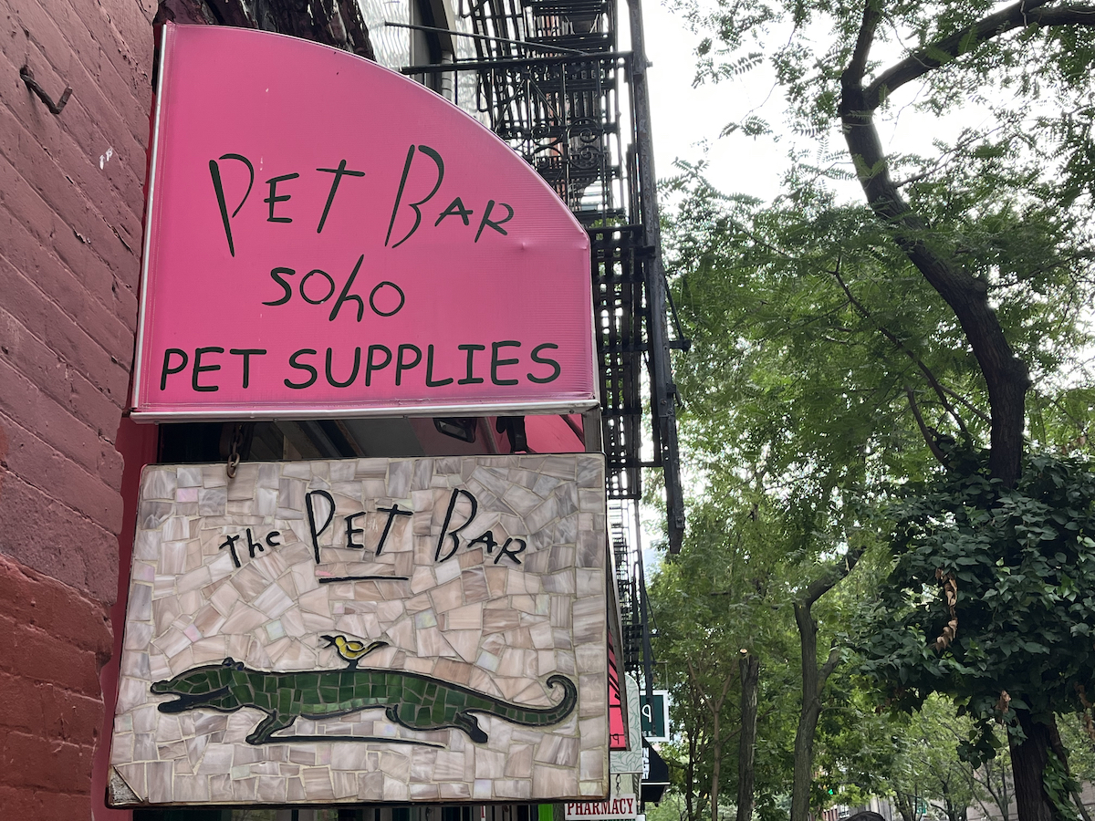 SOHOにあるPET BARのキュートな看板