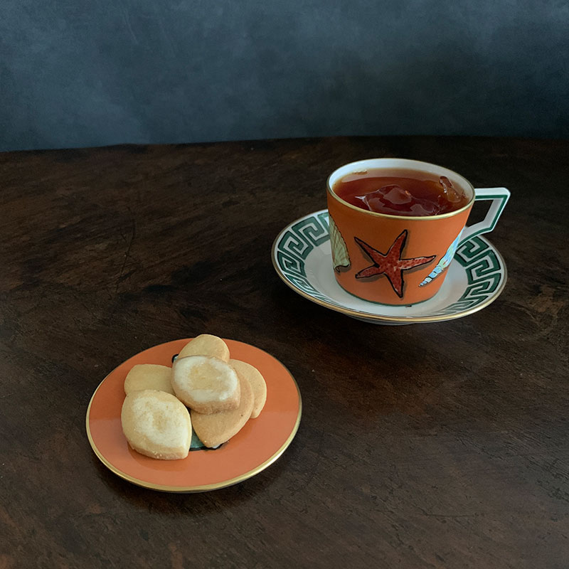 ３種のクッキーを２枚ずつお皿に取っておやつの時間　Photo by Yoko Kadokawa