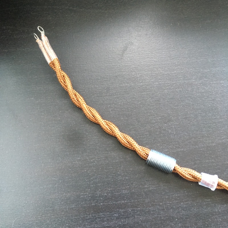 ブッシングと外ネジニップルを通したツイストコード