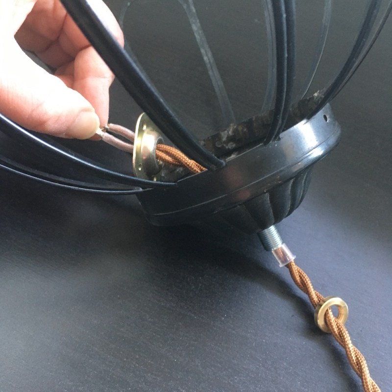 コードにランプシェード(金属部分)とソケットの固定金具を通す