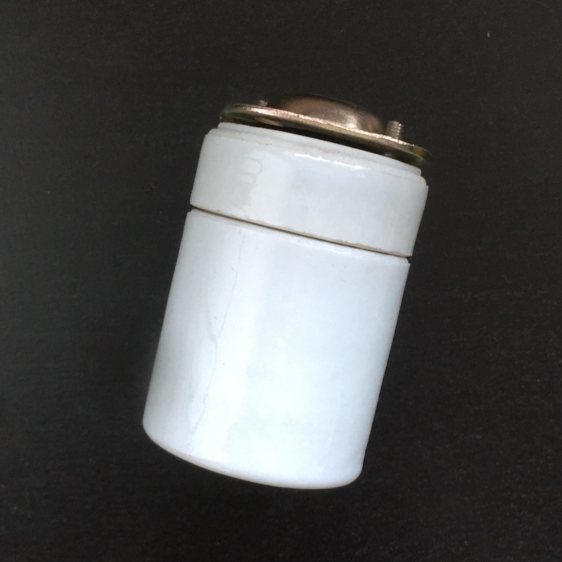 金具がついた陶器製ソケット
