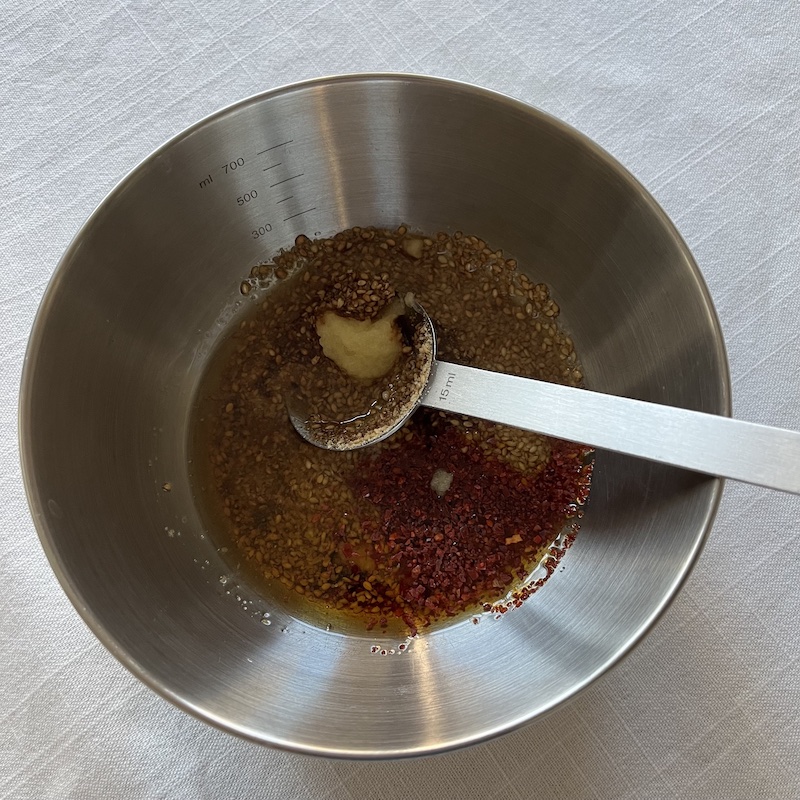 調味料を小さめのボールに入れたところ