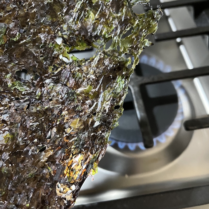 海苔を遠火の弱火で炙ると綺麗な緑色になってくる