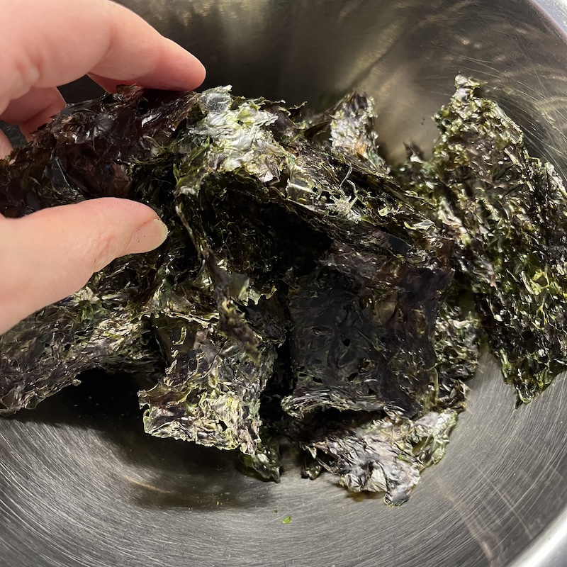 ボールの中で海苔を握ると小さいかけらになる