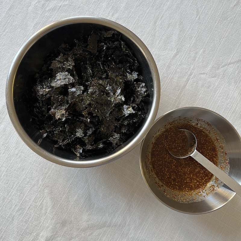 焼いて小さくした海苔と合わせておいた調味料