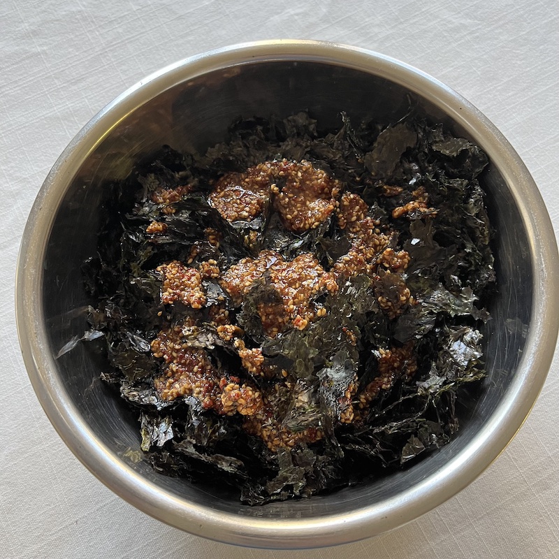 海苔に合わせておいた調味料をかける