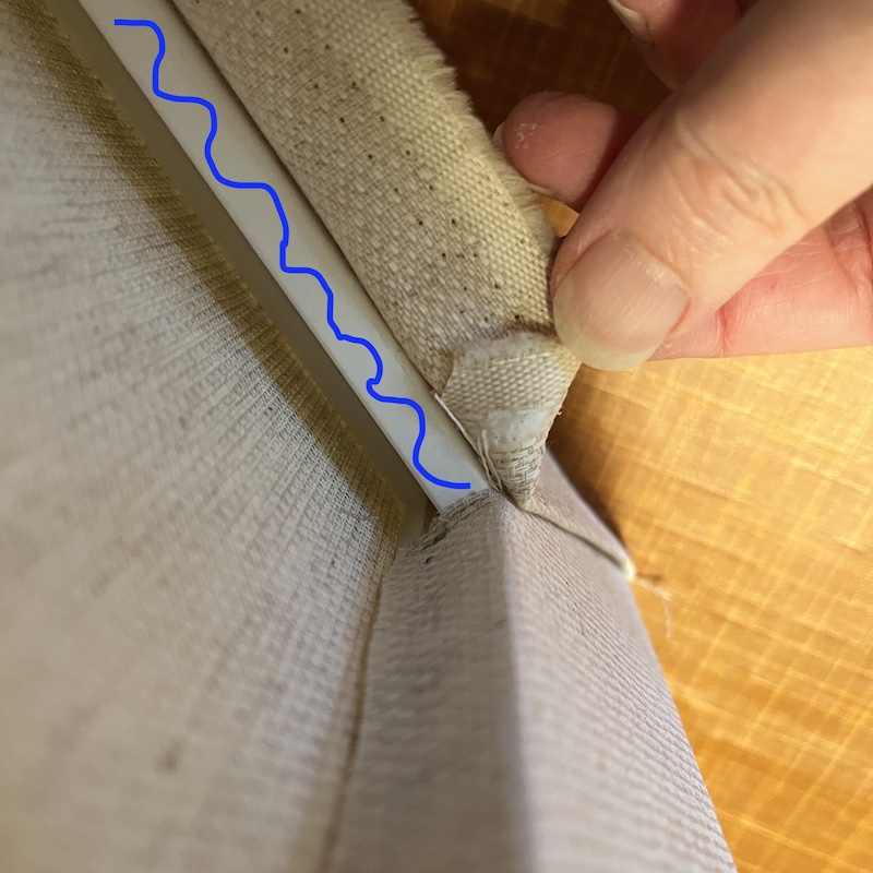 内側の厚み部分とグルーガンで糊をつける位置、余り布の画像