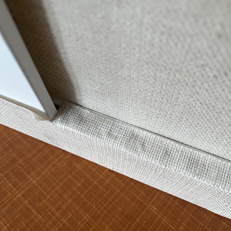 折った布の端をグルーガンで固定したところ