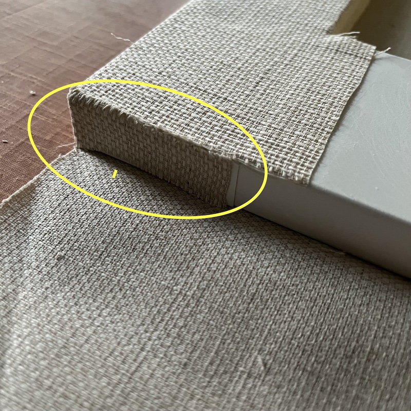 切れ込みを入れておいた布をドアの厚み部分に貼り付ける