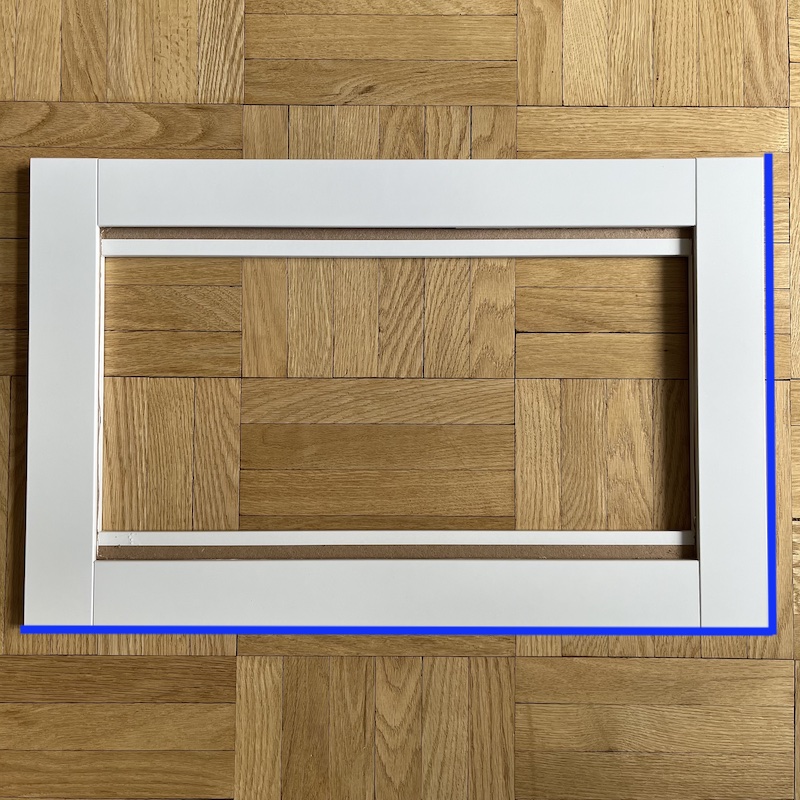 ドア枠の下端と右端に青い線を入れた画像