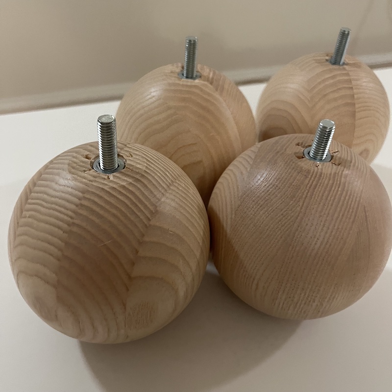 付属のボルトをねじ込んだ脚