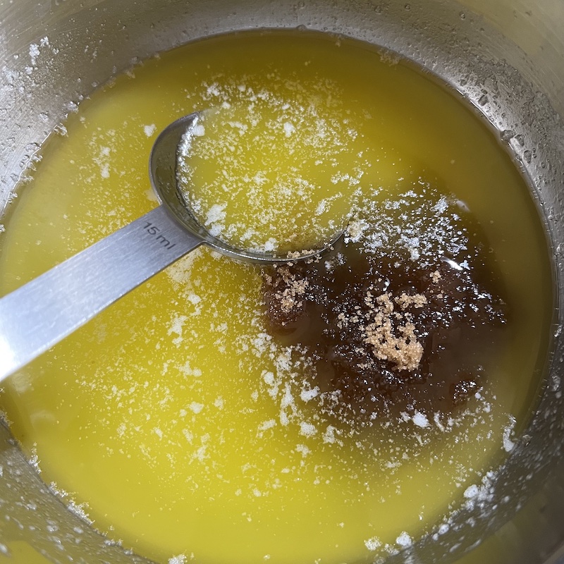 溶かしバター、オイル、ブラウンシュガー