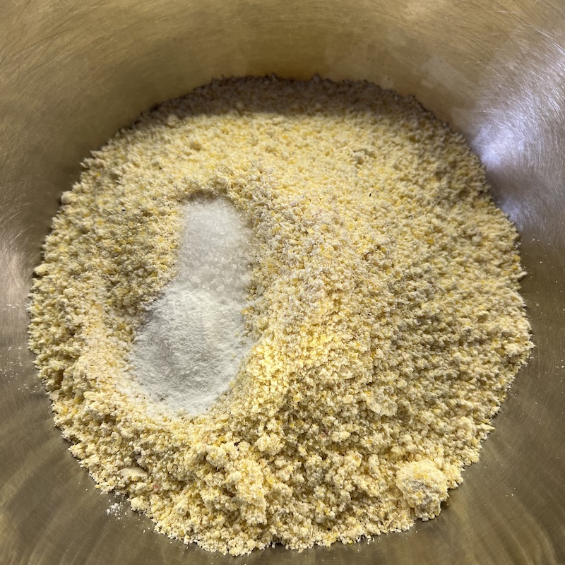 コーンミール、ベーキングパウダー、塩を混ぜる