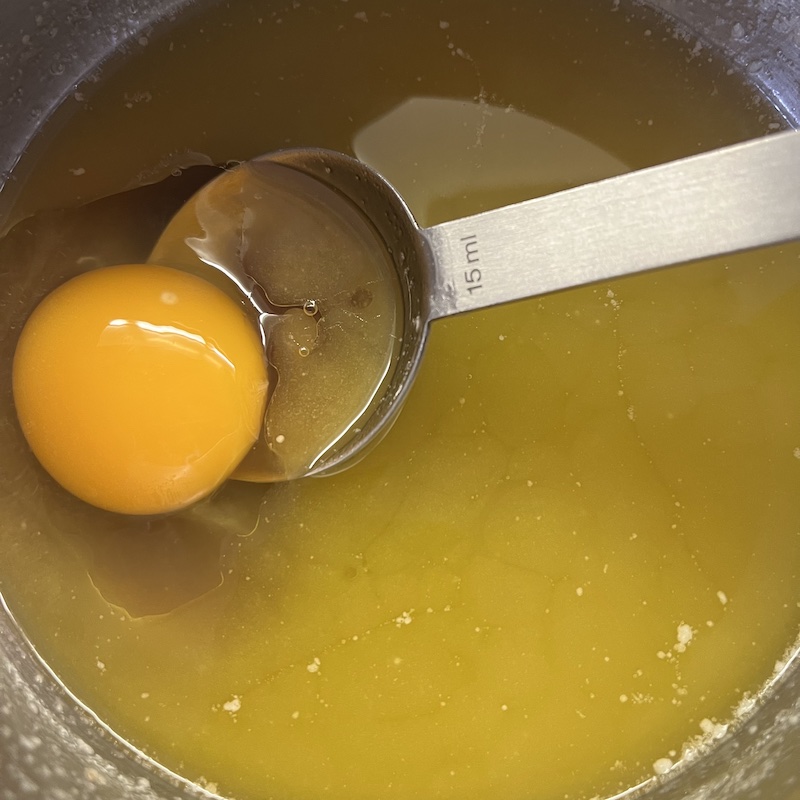 オイルのボウルに卵を入れて混ぜる