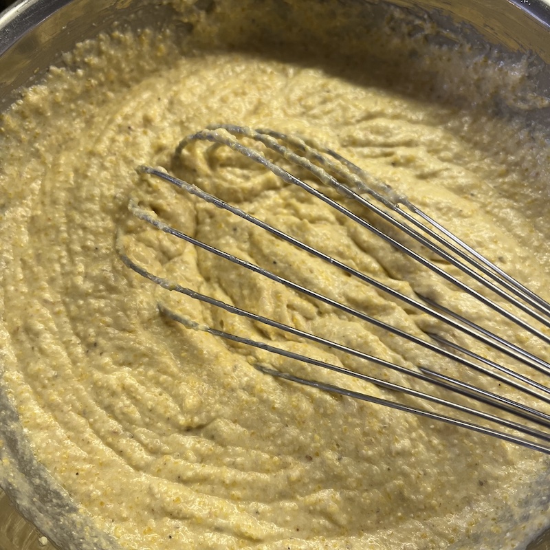 全て混ぜ合わせたコーンブレッドの生地