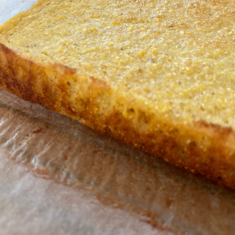 綺麗な黄金色に焼き上がったコーンブレッド