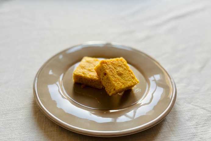 皿の上のコーンブレッド